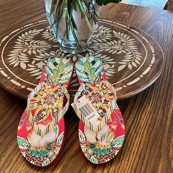 Vera Bradley flip flops, Rumba pattern, Size Medium, NWT - Picture 1 of 6